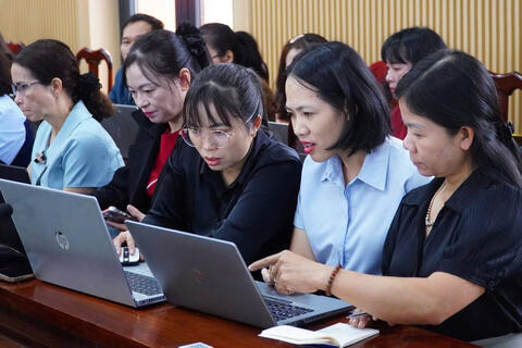 UBND XÃ ĐỨC LẬP TẬP HUẤN PHẦN MỀM HỖ TRỢ CÔNG TÁC BẦU CỬ, TĂNG CƯỜNG ỨNG DỤNG CHUYỂN ĐỔI SỐ